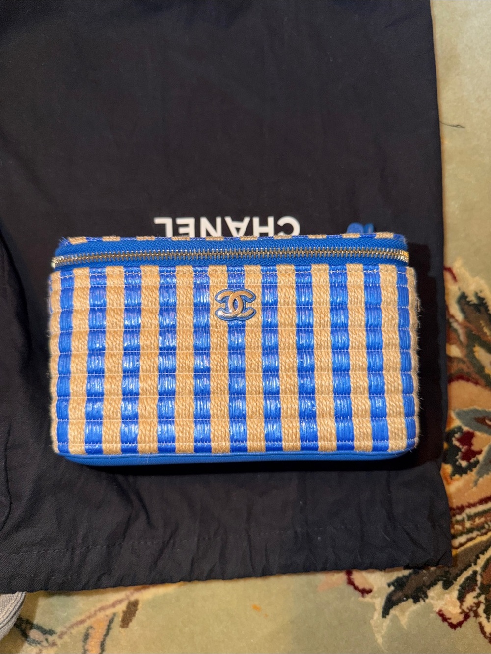 CHANEL vanity raffia shoulder bag. Beige, gold ans blue.